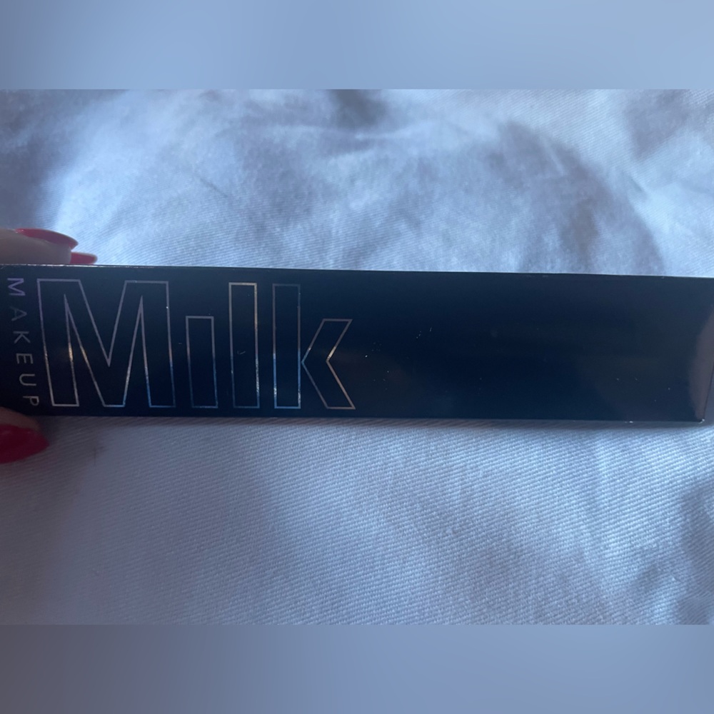 BRAND NEW EYELINER NEVER USED STILL IN BOX